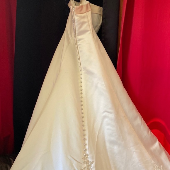 Alfred Angelo Wedding Gown - Picture 5 of 12